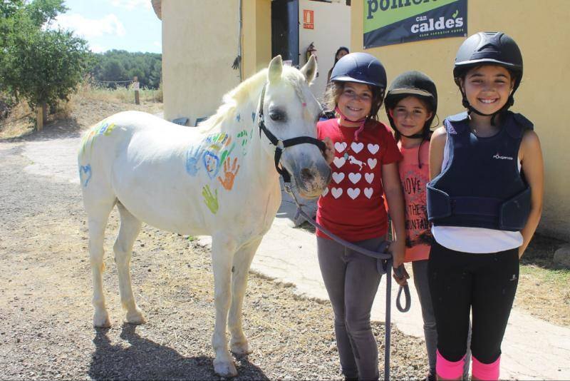 Niñas con un poni pintado en una fiesta