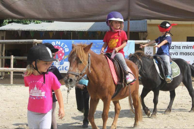Niña paseando en poni