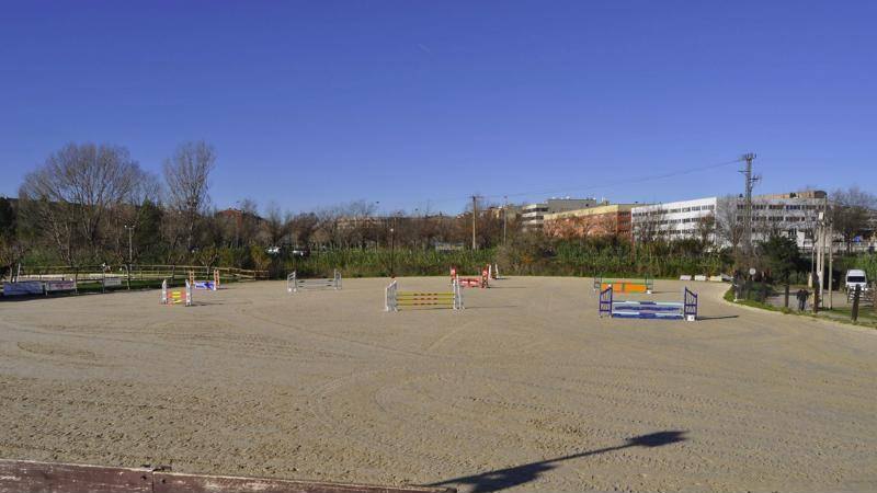 Pista de salto de 80 × 65 m
